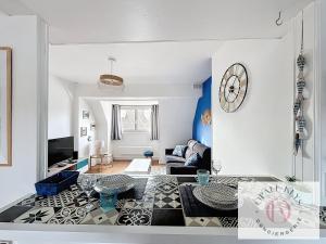 Χώρος καθιστικού στο Le Cocon Bleu - Charmant Appartement 1 Chambre à Calais