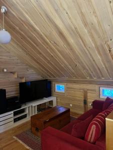 Μια τηλεόραση ή/και κέντρο ψυχαγωγίας στο Santa Claus Grand Log Villa Rovaniemi Centre