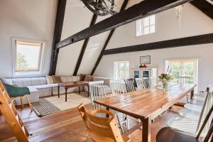 a living room with a wooden table and chairs at Altes Fährhaus - Ferienwohnung Boven, 220 qm in Wewelsfleth