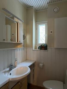 Ένα μπάνιο στο Santa Claus Grand Log Villa Rovaniemi Centre +36 φωτογραφίες