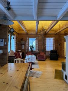 Χώρος καθιστικού στο Santa Claus Grand Log Villa Rovaniemi Centre