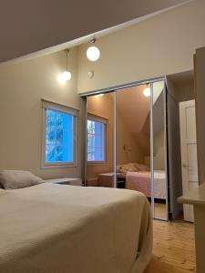 Ένα ή περισσότερα κρεβάτια σε δωμάτιο στο Santa Claus Grand Log Villa Rovaniemi Centre