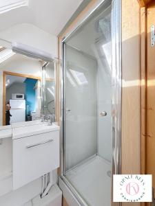 Ένα μπάνιο στο Le Cocon Bleu - Charmant Appartement 1 Chambre à Calais