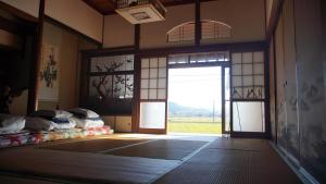 um quarto com uma porta aberta e um quarto com uma cama em 旅籠屋cafeKATARI em Karatsu