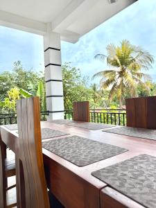 d'un balcon avec vue sur un palmier. dans l'établissement Pearl Kingdom Hotel & Resort, à Matara