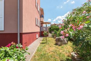 ein Garten mit Blumen neben einem Gebäude in der Unterkunft Ferienwohnung für 4 Personen ca 45 m in Dajla, Istrien Istrische Riviera - a88078 in Dajla