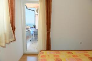 ein Schlafzimmer mit einer Tür zu einem Balkon mit Aussicht in der Unterkunft Ferienwohnung für 4 Personen ca 45 m in Dajla, Istrien Istrische Riviera - a88078 in Dajla