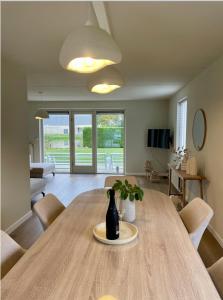 TV a/nebo společenská místnost v ubytování Fero Breskens - Modern & kindvriendelijk vakantiehuis op wandelafstand van het strand