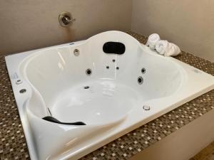 a white bath tub sitting on top of a counter at Gran Despertar El Faro in Santiaguillo