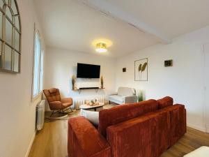 a living room with a couch and a piano at Casa Les Ponts de Cé in Les Ponts-de-Cé +17 photos