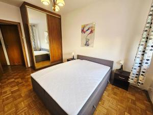 Postel nebo postele na pokoji v ubytování Green Kabaty Apartment 1