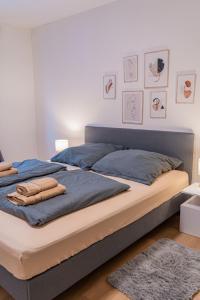 Postel nebo postele na pokoji v ubytování Modernes Apartment Offenbach, nähe Frankfurt Messe