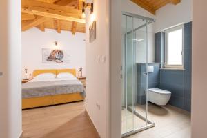 ein Schlafzimmer mit einem Bett, einer Dusche und einem WC in der Unterkunft Ferienhaus für 6 Personen ca 150 qm in Vinež, Istrien Bucht von Raša in Vinež