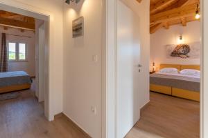 ein Schlafzimmer mit zwei Betten und ein Flur in der Unterkunft Ferienhaus für 6 Personen ca 150 qm in Vinež, Istrien Bucht von Raša in Vinež