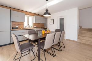 eine Küche und ein Esszimmer mit Tisch und Stühlen in der Unterkunft Ferienhaus für 6 Personen ca 150 qm in Vinež, Istrien Bucht von Raša in Vinež + 15 Fotos