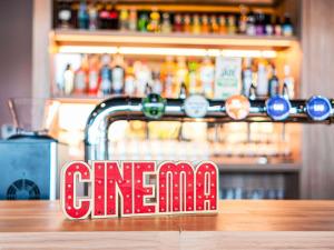 un panneau de barre sur un comptoir à un bar dans l'établissement ibis Styles Lens Centre Gare, à Lens