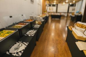 una línea de comida buffet expuesta en un restaurante en Hotel Bratislava, en Bratislava