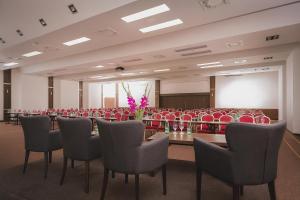 una sala de conferencias con sillas y una pizarra al fondo en Hotel Bratislava, en Bratislava