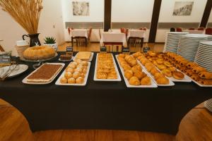 una mesa llena de diferentes tipos de pasteles y pasteles en Hotel Bratislava, en Bratislava 38 fotos más