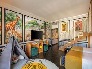 TV a/nebo společenská místnost v ubytování Cape Grace, A Fairmont Managed Hotel