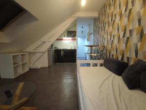 a living room with a white couch and a table at TOK TOK A5 Appartement 1Ch Proche toutes commodités in Annoeullin