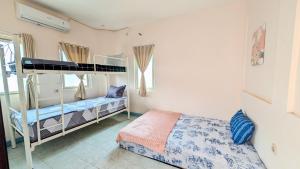 Postel nebo postele na pokoji v ubytování Surabaya Homey near UPN Syariah