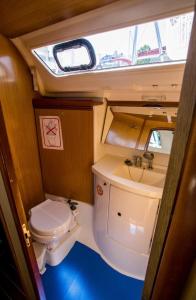 Ένα μπάνιο στο The magic of sleeping on a sailboat