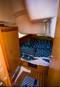 Ένα ή περισσότερα κρεβάτια σε δωμάτιο στο The magic of sleeping on a sailboat