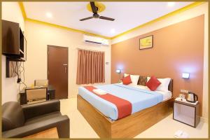 une chambre d'hôtel avec un lit et une télévision dans l'établissement Sayan Lane Road Manshree Palace Resort- Fully Air Conditioning Room# Prime Location# Fully Air Conditioning Room# Prime Location# Parking And Free Wifi- Premium Best Hotel In puri, à Purî