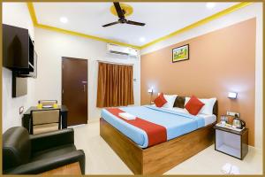 une chambre d'hôtel avec un lit et une télévision dans l'établissement Sayan Lane Road Manshree Palace Resort- Fully Air Conditioning Room# Prime Location# Fully Air Conditioning Room# Prime Location# Parking And Free Wifi- Premium Best Hotel In puri, à Purî 1 autre photo