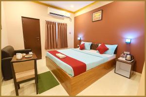 une chambre d'hôtel avec un lit, un bureau et une sidx dans l'établissement Sayan Lane Road Manshree Palace Resort- Fully Air Conditioning Room# Prime Location# Fully Air Conditioning Room# Prime Location# Parking And Free Wifi- Premium Best Hotel In puri, à Purî