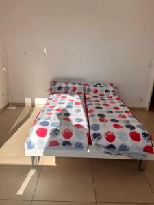 Postel nebo postele na pokoji v ubytování Je ein Zimmer in einer 4 Raum Wohnung, Szene, Parks und Top Lage