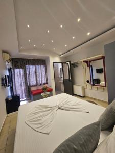 ティラナにあるGolden Flower Hotelの部屋にある大きな白いベッドのある寝室