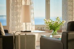 ein Wohnzimmer mit einem Tisch und einer Blumenvase in der Unterkunft Appartement in Sellin mit Garten, Sauna und Terrasse und Meerblick in Ostseebad Sellin