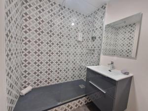 une salle de bain avec un lavabo et un miroir dans l'établissement L'Oradou #Parking#Terrasse, à Clermont-Ferrand