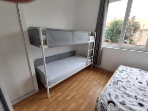 a small bedroom with a bunk bed and a window at TOK TOK S4 Appartement 1Ch Cosy en plein cœur de Seclin in Seclin +3 photos