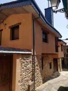 a house with a stone facade at Casa del patio in Villanueva de Valdueza