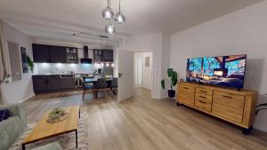 ein Wohnzimmer mit einem großen Flachbildfernseher auf einer Holzkommode in der Unterkunft Arche Noah Unterkunft in Westoverledingen