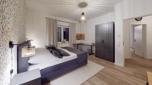 ein Schlafzimmer mit einem großen Bett und ein Zimmer mit einem Schreibtisch in der Unterkunft Arche Noah Unterkunft in Westoverledingen