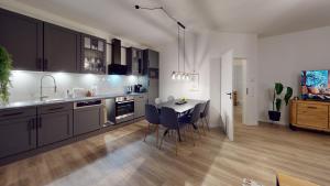 eine Küche mit Tisch und Stühlen in einem Zimmer in der Unterkunft Arche Noah Unterkunft in Westoverledingen