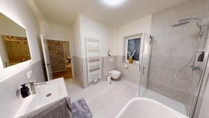 ein Badezimmer mit Dusche, Waschbecken und Toilette in der Unterkunft Arche Noah Unterkunft in Westoverledingen