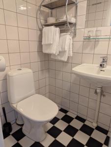 a white bathroom with a toilet and a sink at Dølaheimen in Lillehammer