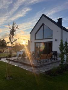 Η ανατολή ή δύση του ηλίου όπως φαίνεται από αυτή η παραθεριστική κατοικία ή από εκεί κοντά