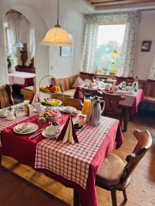 Jídlo v penzionu – hostince nebo okolí