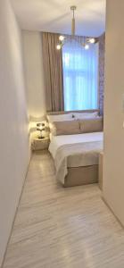 克拉科夫Kazimierz Residence Square的有两张床和一扇窗户的卧室