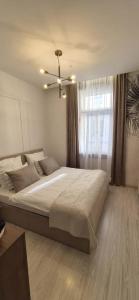 克拉科夫Kazimierz Residence Square的一间卧室，里面有一张床和一个吊扇