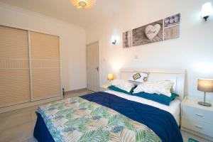 Ένα ή περισσότερα κρεβάτια σε δωμάτιο στο D10 Beach Front One Bedroom Apartment +10 φωτογραφίες