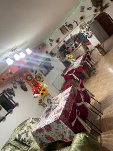 Una vista aérea de una habitación con regalos en el suelo. en Vila Movila Revelion 2026, en Azuga