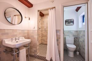 ein Badezimmer mit Waschbecken und Toilette in der Unterkunft Altes Fährhaus - Ferienwohnung Unnern, 170 qm in Wewelsfleth