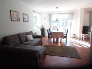 un salon avec un canapé et une table dans l'établissement Ferienhaus Mit Garten Und Stellplatz, à Großenaspe